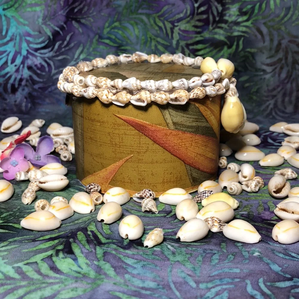 MANGO TREE STUDIOS Round Lidded Seashell Felt Lined Trinket Box Unique New